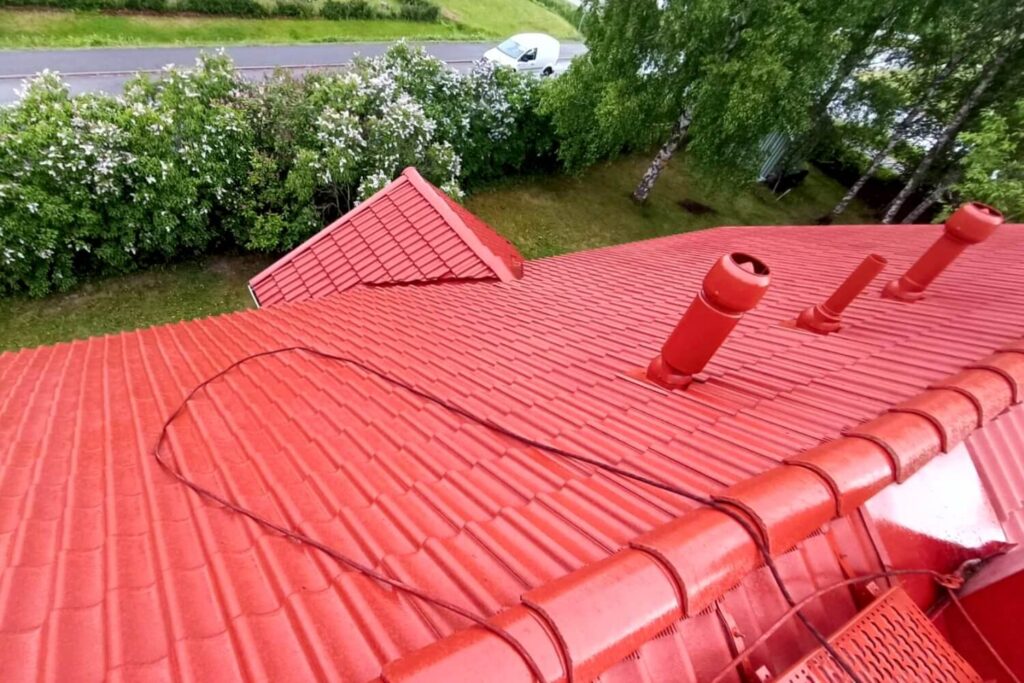 Laatuväri Oy - Maalaus- ja pinnoituspalvelut - Tiilikaton pinnoitus kuva